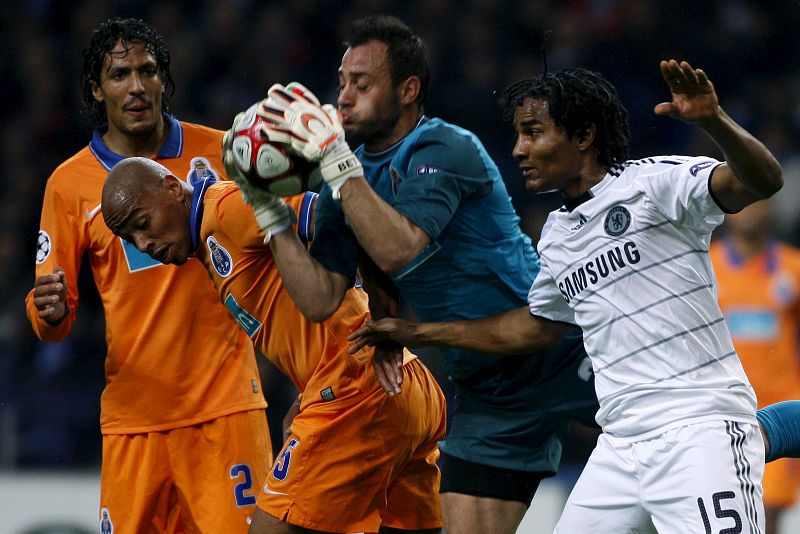 Bruno Alves (i), Fernando (2i) y Beto del FC Porto luchan por el balón con Florent Malouda (d) del Chelsea