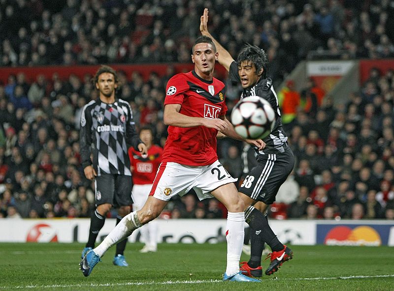 El delantero italiano del Manchester United Federico Macheda (2d) y el del Besiktas Ibrahim Toraman