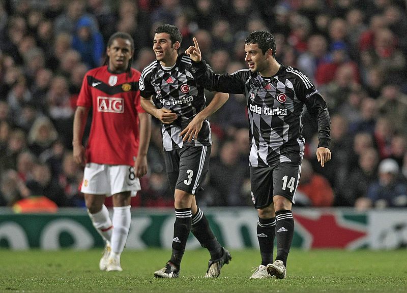 El jugador del Besiktas Rodrigo Tello (d) celebra con su compañero Ismail Koybasi (i) ante el Manchester United