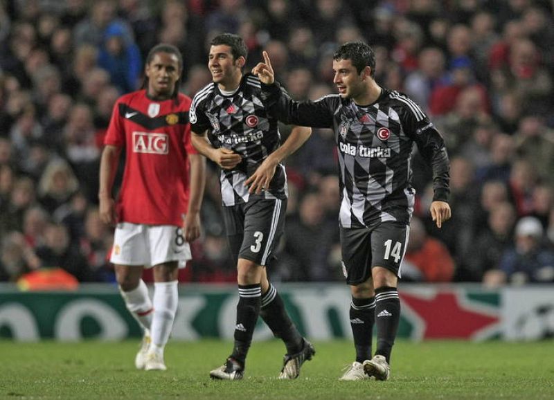 El jugador del Besiktas Rodrigo Tello (d) celebra con su compañero Ismail Koybasi (i) ante el Manchester United