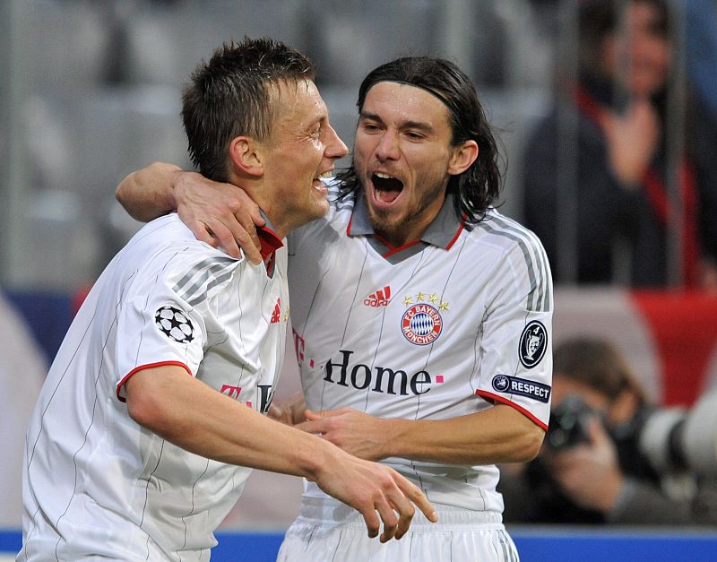 Ivica Olic (i) y Danijel Pranjic (d), del Bayern Munich, celebran un gol ante el Maccabi Haifa