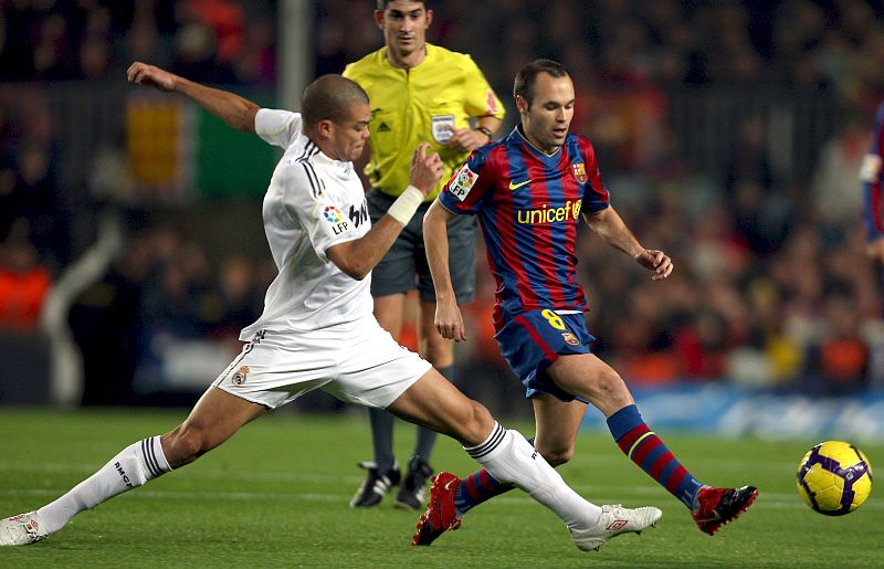 Andrés Iniesta, que fue el más destacado de los culés en la primera parte, pelea un balón con PepeLaveran "Pepe"