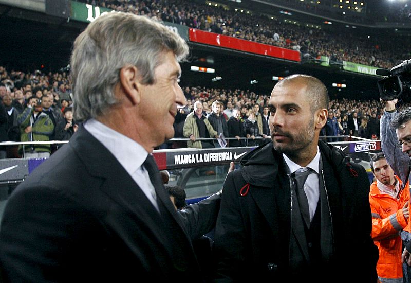 Guardiola conversa con Manuel Pellegrini antes de comenzar el partido