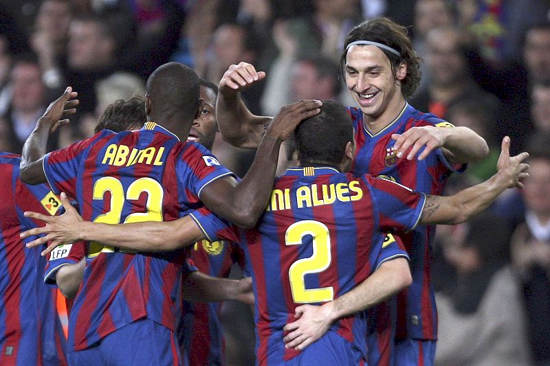 Los jugadores del FC Barcelona felicitan al delantero sueco Zlatan Ibrahimovic