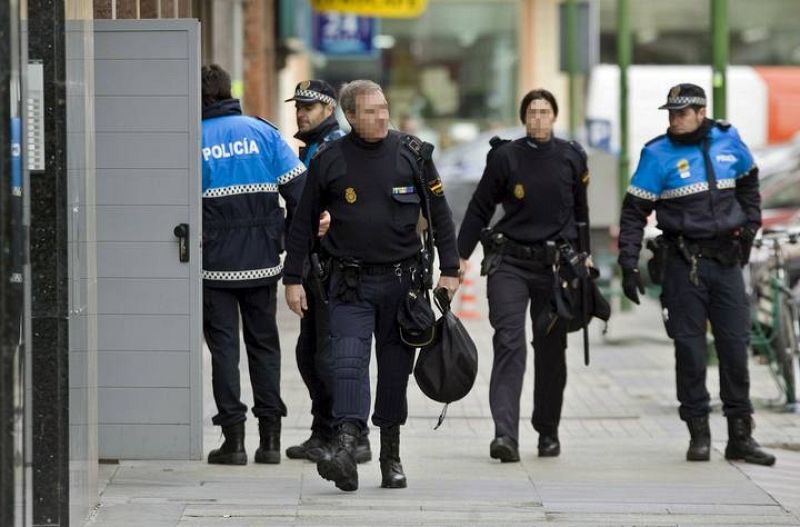 El Grupo Especial de Operaciones de la Policía Nacional (GEO) ha estado presente en la liberación de una empleada de Cajacírculo donde un cliente la ha tenido retenido a punta de navaja durante cinco horas. 