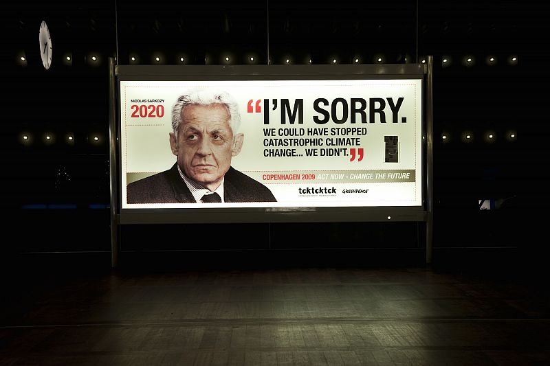 Un canoso Nicolás Sarkozy también se disculpa en los carteles de Greenpeace: "Lo siento. Podríamos haber detenido un cambio climático catastrófico... pero no lo hicimos"