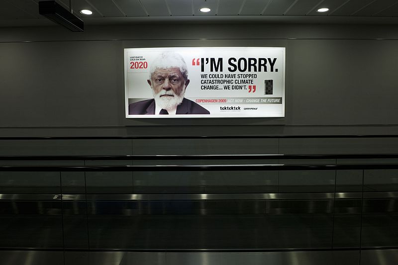 Los carteles también esperan la llegada del presidente brasileño Lula da Silva. A este aeropuerto llegarán los miles de delegados, prensa y políticos que acudirán a la ciudad danesa para debatir sobre el futuro del clima.