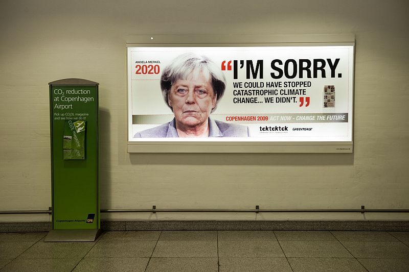 La canciller alemana Angela Merkel con 10 años más.Los viajeros que llegan al aeropuerto de Copenhague son recibidos con estos impactantes carteles, fotomonajes de Greenpeace en los que los líderes políticos aparecen envejecidos disculpándose por su