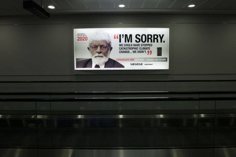 Los carteles también esperan la llegada del presidente brasileño Lula da Silva. A este aeropuerto llegarán los miles de delegados, prensa y políticos que acudirán a la ciudad danesa para debatir sobre el futuro del clima.