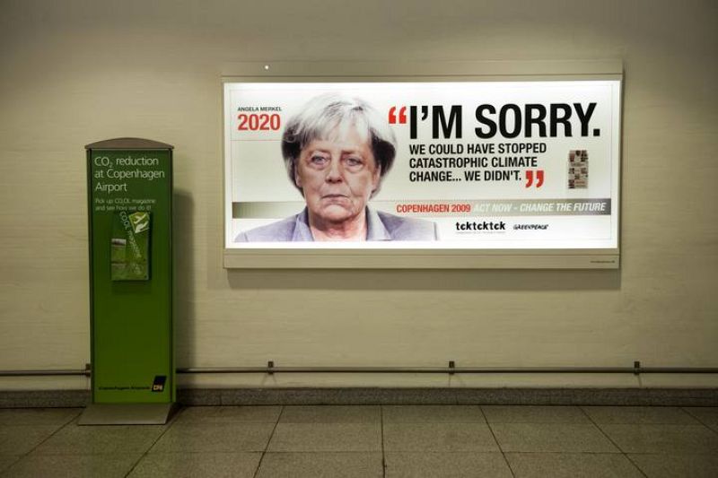 La canciller alemana Angela Merkel con 10 años más.Los viajeros que llegan al aeropuerto de Copenhague son recibidos con estos impactantes carteles, fotomonajes de Greenpeace en los que los líderes políticos aparecen envejecidos disculpándose por su 