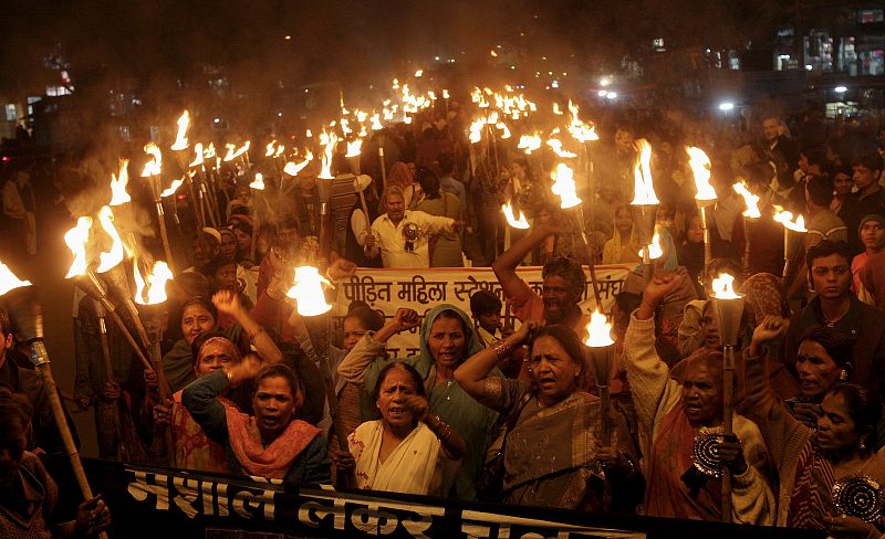 Supervivientes de Bhopal se concentran en la víspera de la catástrofe.