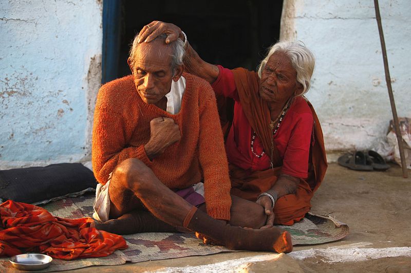 Rampyari Bai, de 80 años, y su hijo Bhawarlal, ambos afectados por el gas envenenado, malviven en el área marginal que rodea la planta pesticida de Union Carbide.