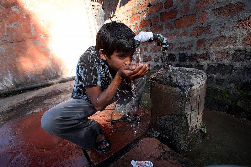 Pese a los esfuerzos de limpieza, se calculan que unas 30.000 personas continúan todavía consumiendo agua envenenada de los alrededores por falta de acceso a agua potable.