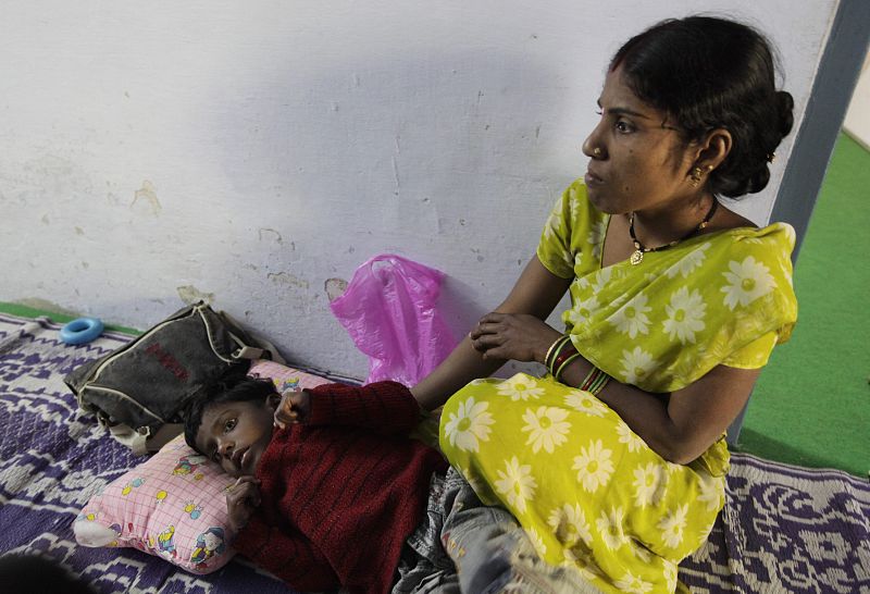 Sneha Shahu, de seis años, y su madre esperan en el centro de rehabilitación para niños que nacieron con discapacidades físicas y mentales por el escape tóxico en Bhopal.