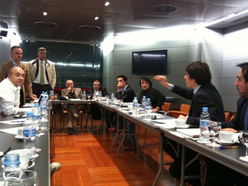 En un momento de la reunión alguno de los expertos asistentes como Enrique Dans ha amenazado con irse si no se retiraba la disposición