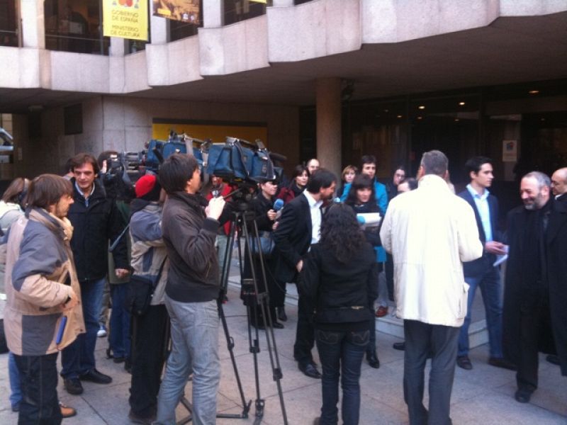 Al terminar el encuentro, numerosos periodistas y cámaras esperaban las declaraciones de los asistentes.