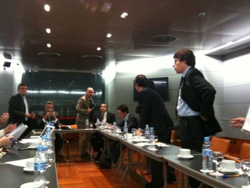 Los asistentes del Ministerio de Cultura se levantan tras dar por concluída la reunión.