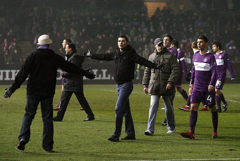 Los ultras del Austria de Viena, en el terreno de juego.
