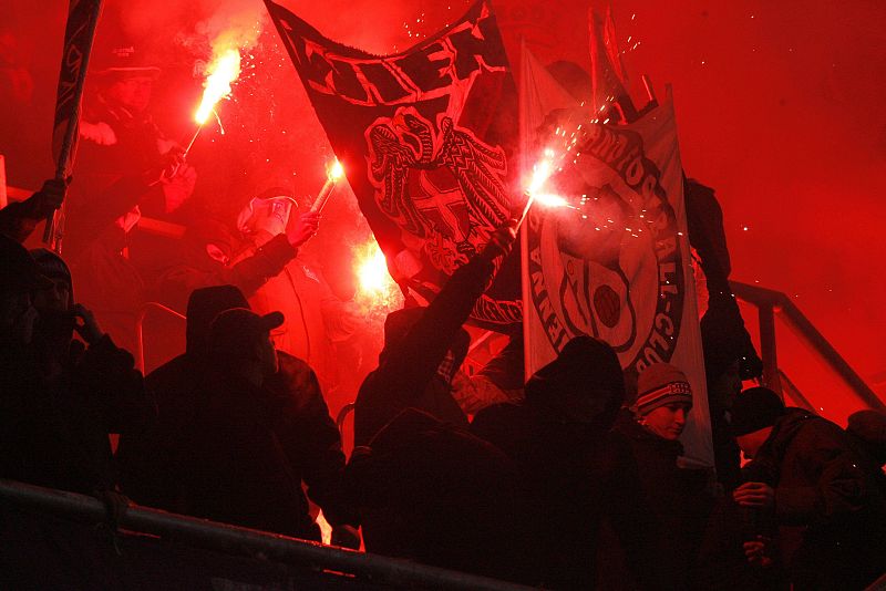 Los ultras han encendido bengalas durante todo el encuentro.