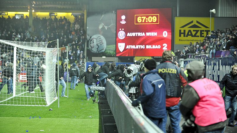 Los ultras salvan la seguridad del campo y corren hacia el campo.