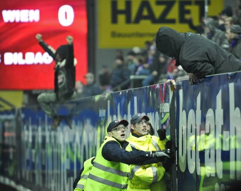 Los vigilantes de seguridad tratan de impedir la invasión de campo.
