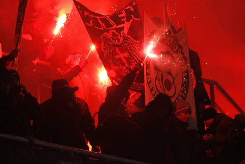 Los ultras han encendido bengalas durante todo el encuentro.