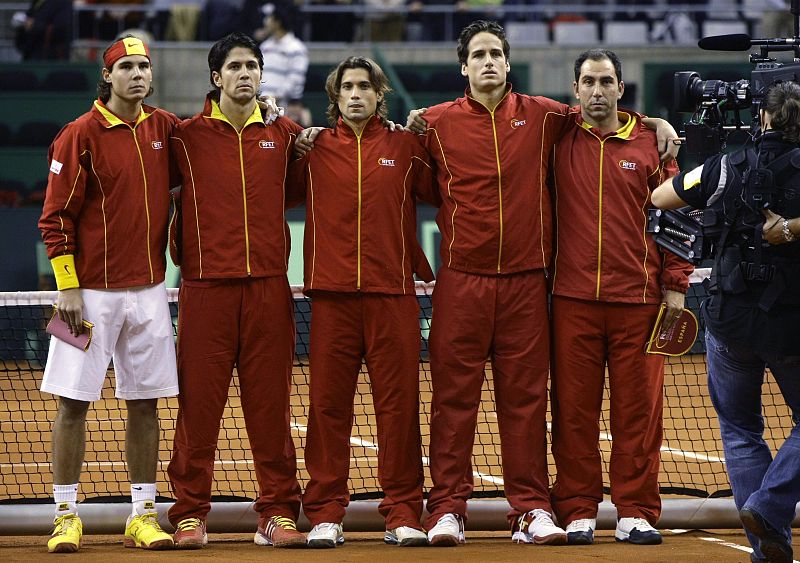 El equipo español escucha el Himno Nacional antes de que Nadal abra el fuego.