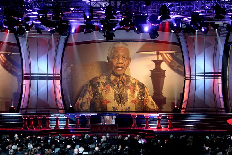 El expresidente sudafricano Nelson Mandela pronuncia un discurso via videoconferencia durante la ceremonia del sorteo de grupos de la fase final del Mundial de Fútbol de Sudáfrica 2010.