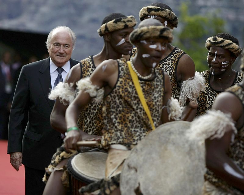 Joseph Blatter, precedido de una comitiva de bailarines sudafricanos ataviados al estilo aborigen.