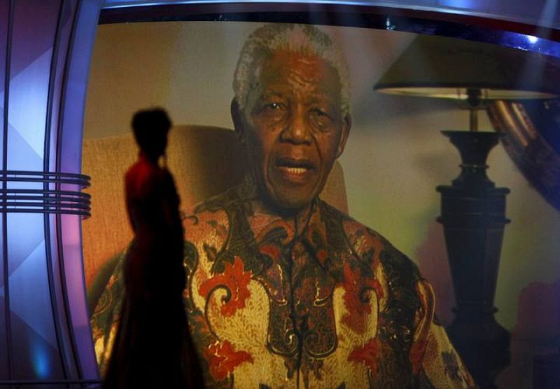 El ex presidente sudafricano Nelson Mandela interviene a través de un mensaje grabado en la ceremonia del sorteo de grupos de la fase final del Mundial 