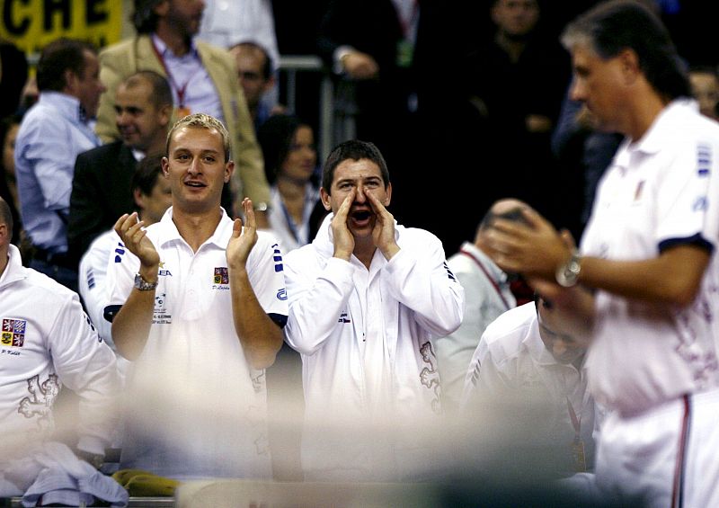 Los checos celebran un punto de Stepanek. Su compatriota ha dado vida al banquillo y a la grada checa.