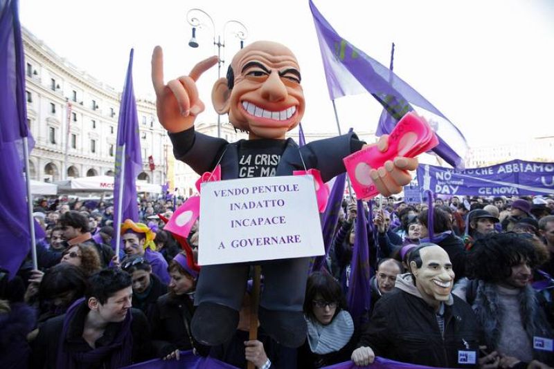 Respuesta masiva de los italianos a la convocatoria de manifestación por Internet contra Berlusconi: "Vendo utensilios de cocina. No aptos para gobernar", reza una de las pancartas.
