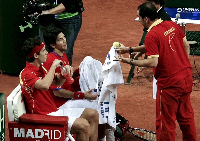 El capitán del equipo español, Albert Costa, realiza indicaciones a sus hombres en un descanso del partido.