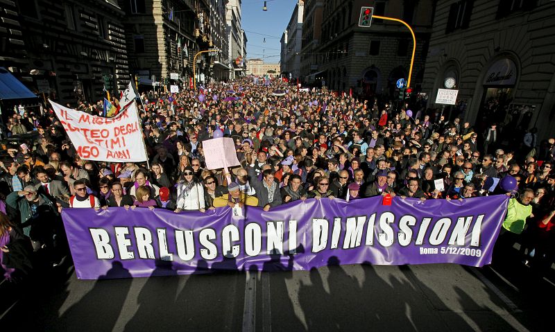 RESPUESTA MASIVA A LA LLAMADA POR INTERNET A MANIFESTARSE CONTRA BERLUSCONI