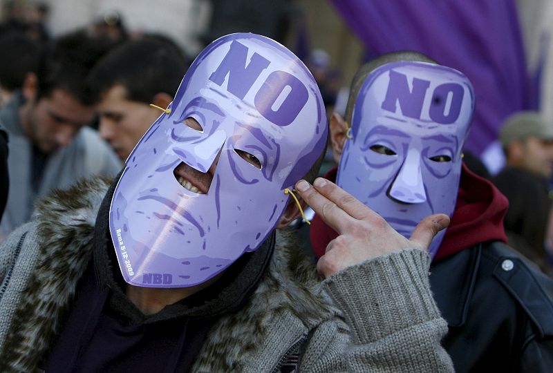 RESPUESTA MASIVA A LA LLAMADA POR INTERNET A MANIFESTARSE CONTRA BERLUSCONI