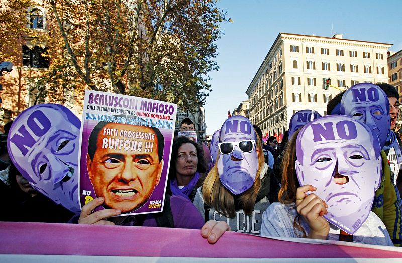RESPUESTA MASIVA A LA LLAMADA POR INTERNET A MANIFESTARSE CONTRA BERLUSCONI