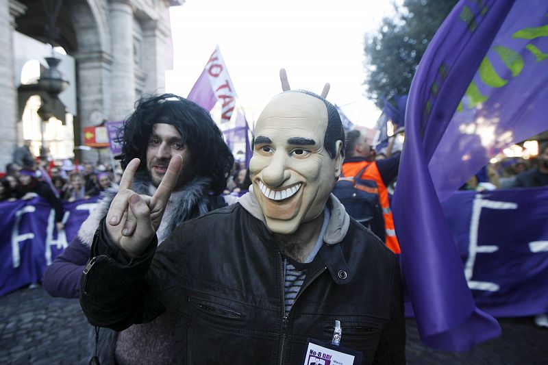 RESPUESTA MASIVA A LA LLAMADA POR INTERNET A MANIFESTARSE CONTRA BERLUSCONI