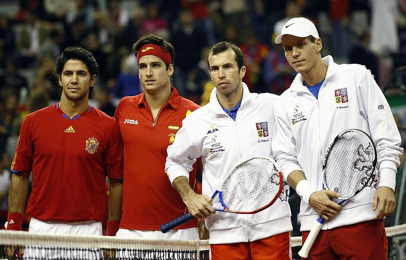 Fernando Verdasco lució orgulloso una camiseta de la selección española de fútbol durante el partido de dobles de la final de la Davis. En la imagen, posa con Feliciano López y con la pareja checa antes del partido.