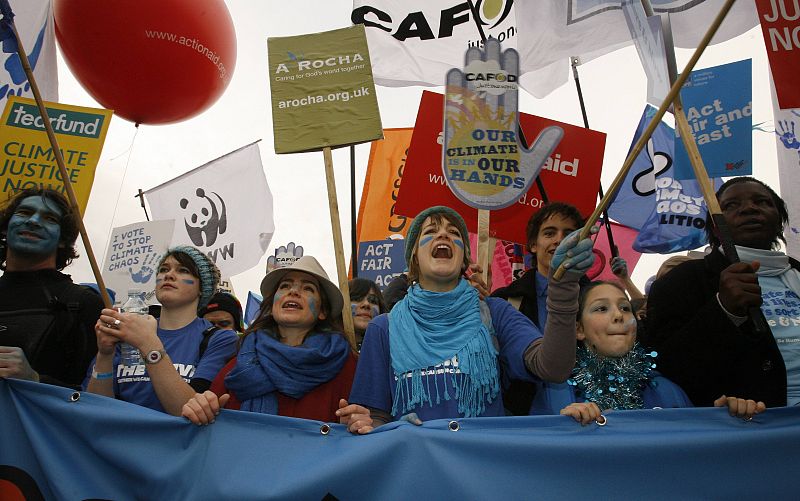El acto principal corrió a cargo de la coalición "Frenad el Caos Climático" (aglutinadora de grupos como Oxfam, Greenpeace, Friends of the Earth y WWF), que organizó una marcha desde las cercanías de la plaza de Grosvenor Square, donde se ubica la Em