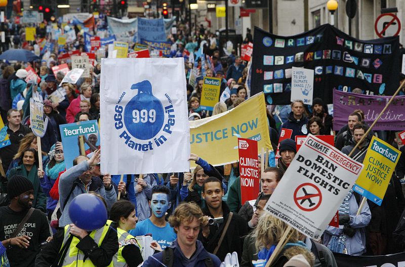 Varias protestas, denominadas en conjunto "La ola", congregaron en las calles del centro de Londres a 20.000 personas, según la Policía, aunque los organizadores cifraron la concurrencia en 40.000.
