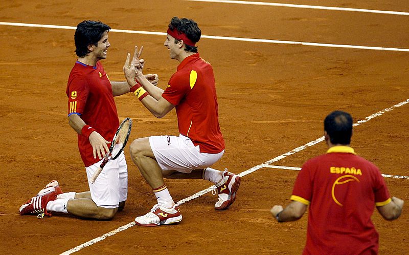 Feliciano se tira a por Verdasco después de que consiguiera el punto que le da a España su cuarta ensaladera.