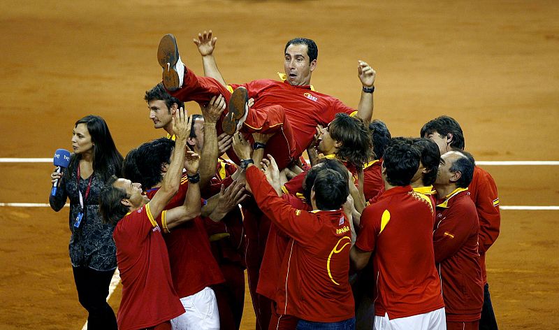 El equipo español mantea a su capitán, Albert Costa, en la celebración por la conquista de la Copa Davis.