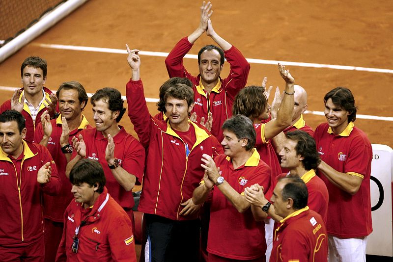El equipo español al completo celebra el triunfo en la final de la Copa Davis.