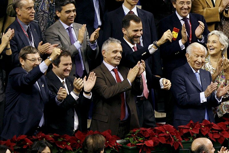 El príncipe Felipe acompañado por el secretario de Estado para el Deporte, Jaime Lissavetzky (i), el alcalde de Barcelona Jordi Hereu (2i), el presidente de la RFET, J.L. Escañuela (c), y Juan Antonio Samaranch, celebra desde el palco el triunfo en l