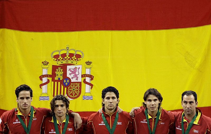 Los integrantes del equipo de Copa Davis escuchan el himno español antes de recibir el trofeo de campeones.