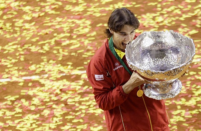 Rafa Nadal muerde la ensaladera, gesto típico del mallorquín cada vez que gana un trofeo.