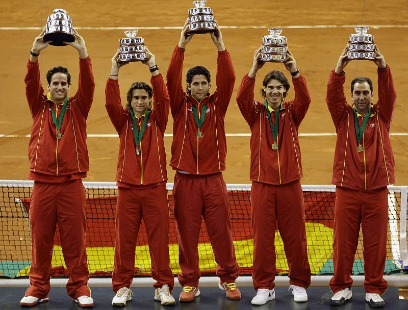 Feliciano Lopez , David Ferrer , Fernando Verdasco , Rafael Nadal y el capitán Albert Costa posan con su trofeos.