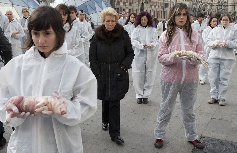 Una mujer camina entre la concentración en la madrileña Puerta del Sol