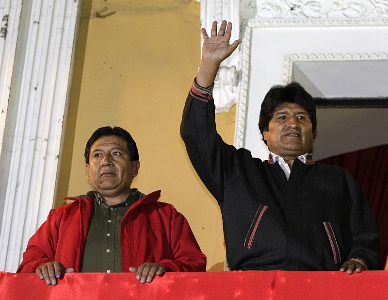 Evo Morales saluda a la multitud desde el balcón del palacio presidencial en La Paz