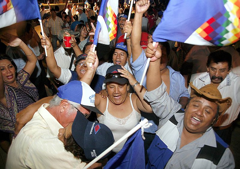 Los seguidores del presidente boliviano Evo Morales muestran su alegría por su reelección